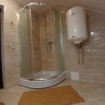 на пагорбі *
