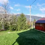 на пагорбі Εξοχικό σπίτι Mykulychyn