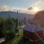 на пагорбі *