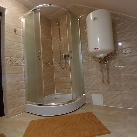 на пагорбі *