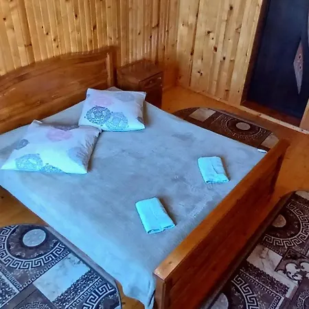 на пагорбі *