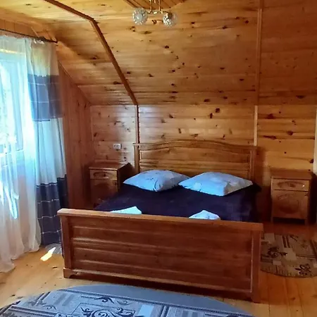 Летний дом на пагорбі