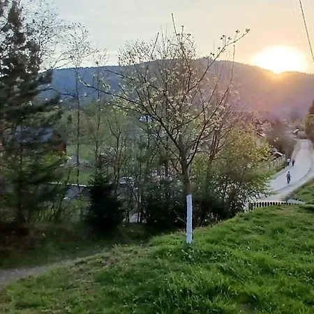 на пагорбі Gospodarstwo wiejskie *