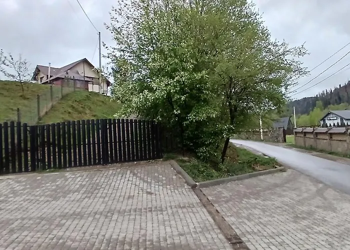 на пагорбі Gospodarstwo wiejskie *