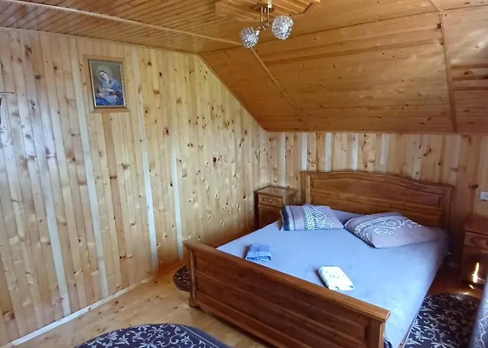 на пагорбі Gospodarstwo wiejskie *